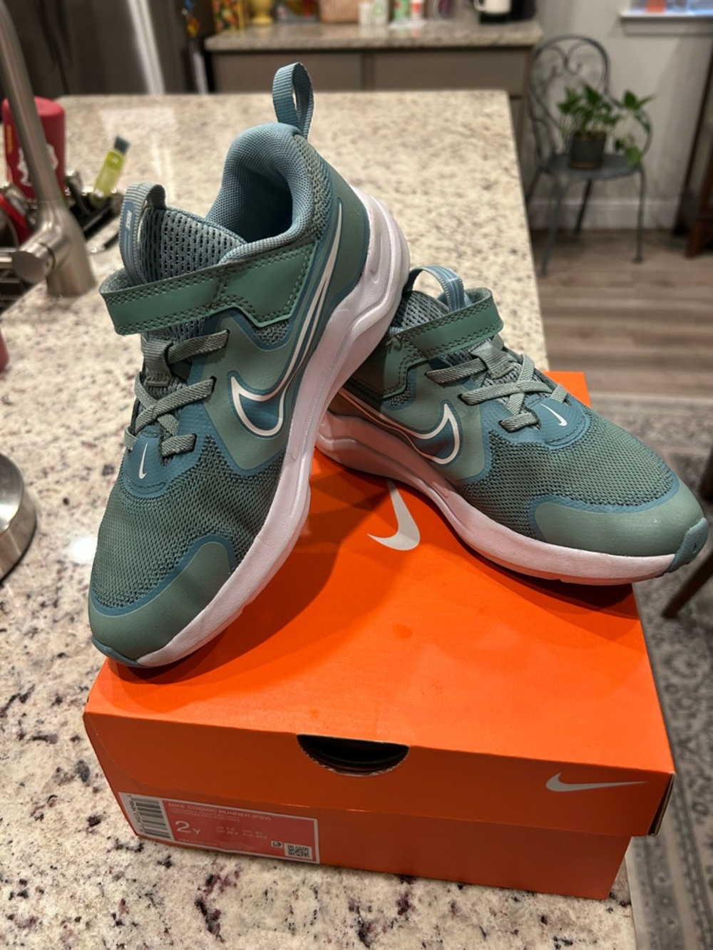 Nike Kids Size 2 Cosmic Runner Athletic Shoes